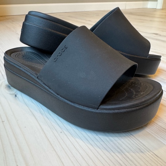 CROCS Women's Black Platform Sandals - Picture 1 of 5